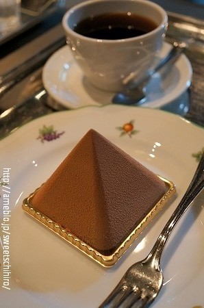 大阪スイーツレポーターちひろの辛口スイーツランキング-オグルニエドール チョコレートケーキ ピラミッド