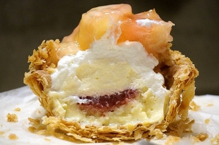 エスコヤマ　白桃のクリームパイ