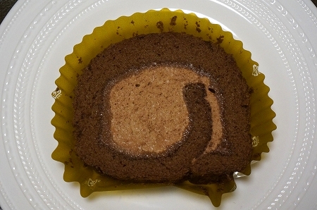 セブンイレブン　カカオ香るショコラロールケーキ