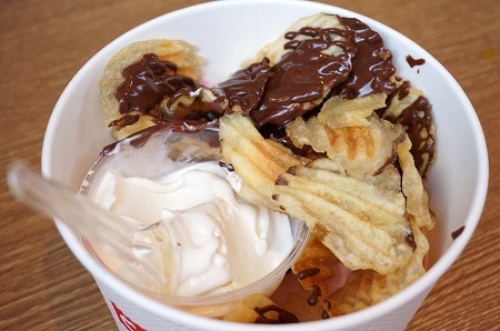神戸モザイク　カルビープラス　ロイズのチョコ味ソフトクリーム