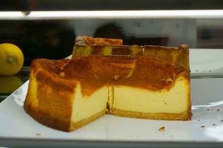 北堀江　モンディアルカフェ３２８　カフェラテ　チーズケーキ