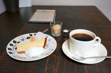 堺筋本町　アイビー＆ネービーカフェ　チーズケーキ