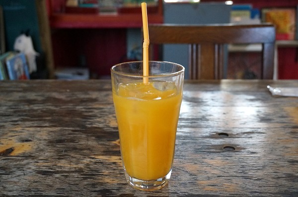 大阪　貸し切りカフェ　ホテルペンネンネネム　オレンジジュース